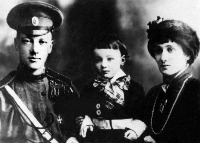 Анна Ахматова и Николай Гумилев с сыном Левой 1915 г В его отсутствие Анна - фото 181