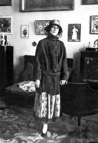 Гумилев вернулся в апреле 1918 года На следующий день Ахматова попросила его о - фото 182