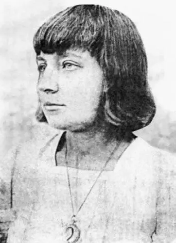 В апреле 1917 года у Марины рождается вторая дочь Ирина Она выпустила еще два - фото 191