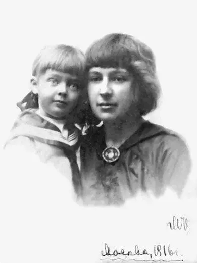 Марина Цветаева с дочерью Алей 1916 г Последним усилием Марины устроиться - фото 193