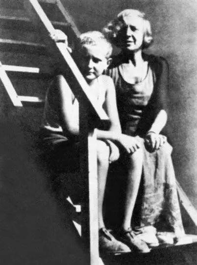 Марина Цветаева с сыном Муром 1935 г Из Болшева где она чувствовала себя - фото 200