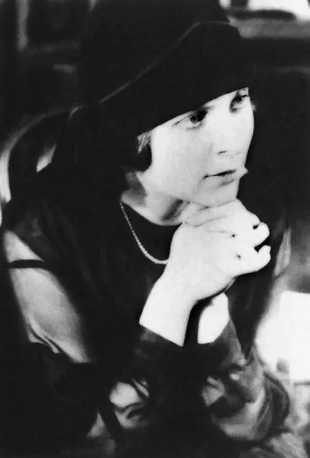 Эльза Триоле 1924 г Фото А Родченко На следующее утро Маяковский примчался - фото 203