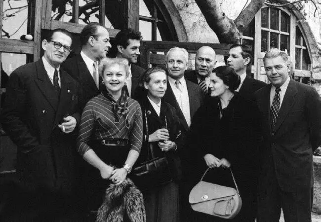 Во время недели советского кино во Франции 1955 г Слева направо Сергей - фото 205