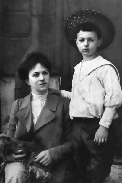 С сыном Мишей 1901 г 9 января 1905 года Шура участвует в шествии к Зимнему - фото 221