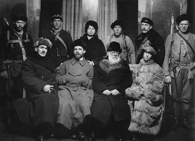 Александра Коллонтай среди делегатов Шлиссельбургской конференции сидит - фото 222