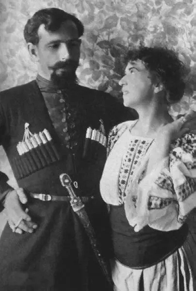 С Павлом Дыбенко в гостях у его родителей на Украине 1919 г На суде Дыбенко - фото 223