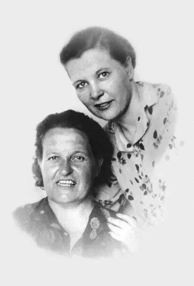 Екатерина Фурцева с мамой 1935 г В курортной Феодосии Катерина изможденная - фото 237
