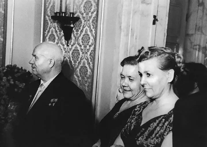 Фурцева с Хрущевым и его женой 1958 г В кремлевских кулуарах Фурцеву за - фото 241