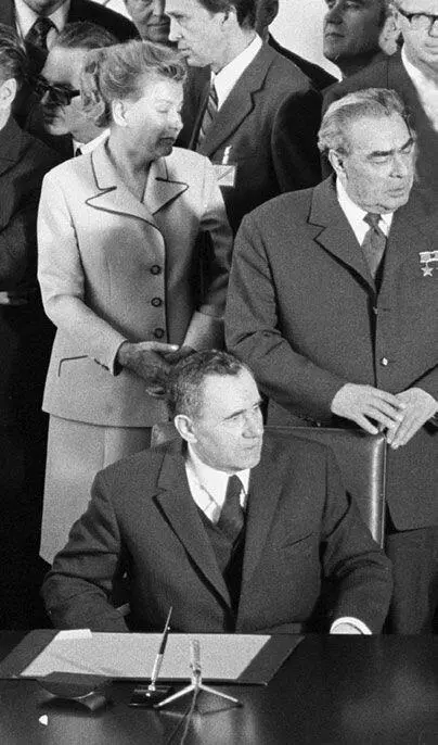 С Леонидом Брежневым 1965 г Как человек очень деятельный болеющий за свое - фото 244