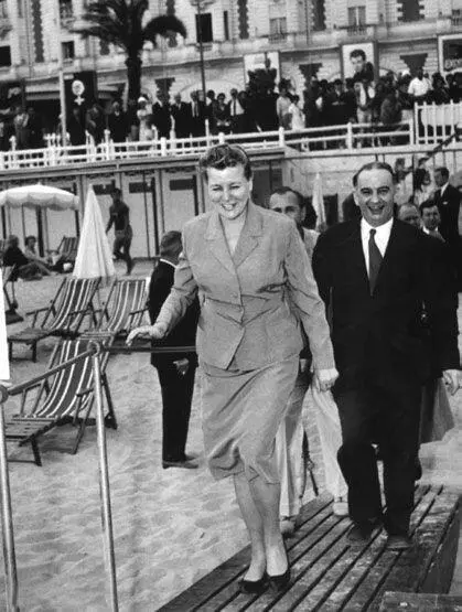 На Каннском кинофестивале 1960е гг Фурцева же пригласила в СССР театр Ла - фото 248