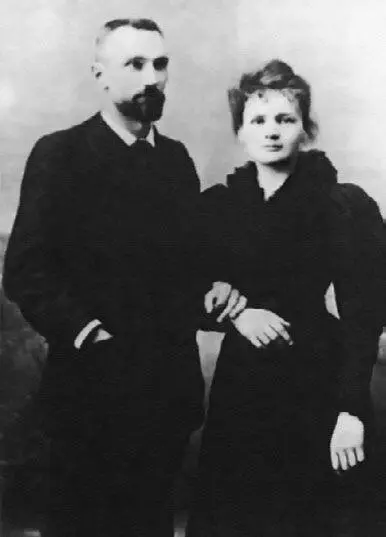 Мария и Пьер Кюри после свадьбы Мария Кюри начала свои исследования - фото 263