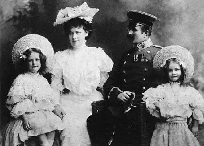 Мария Магдалена Дитрих крайняя справа с семьей 1906 г Лизель и Лена - фото 308
