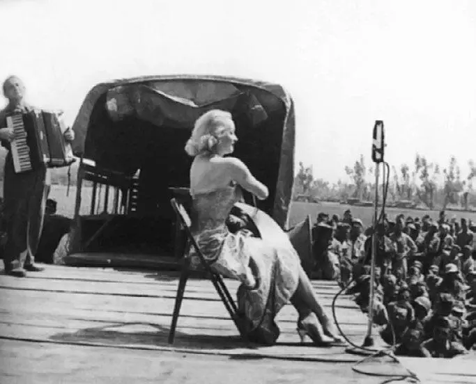 Марлен Дитрих выступает перед солдатами на фронте 1944 г В Берлин Марлен - фото 325