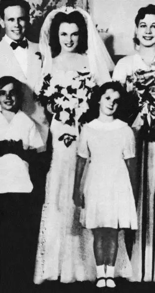 Свадьба Нормы Джин и Джеймса Дагерти 19 июня 1942 г Ее намерения были - фото 372