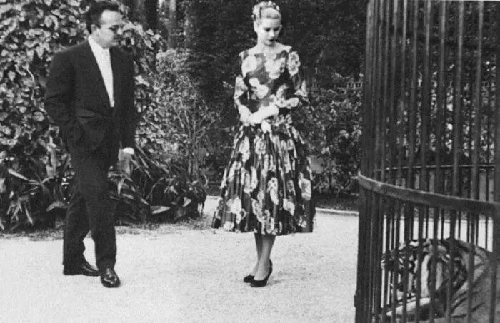 В мае 1954 года Грейс была представлена князю Монако Ренье Их прогулка по - фото 421