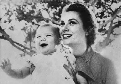Грейс с дочерью Каролиной 1957 г Между тем Грейс давно поняла как опасно - фото 426