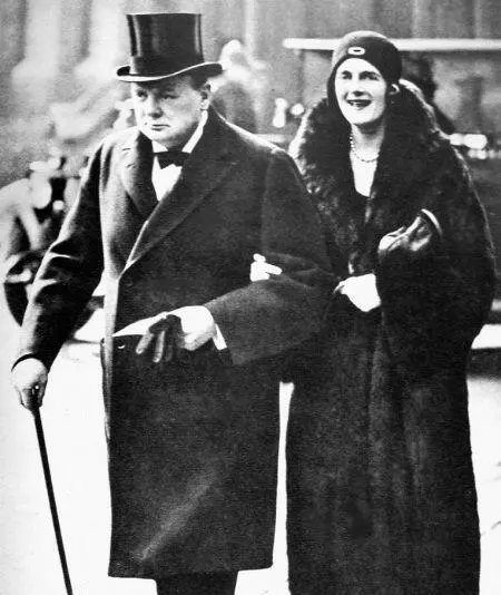 Уинстон Черчилль с супругой В 19231929 годах он написал весьма объемный труд - фото 245