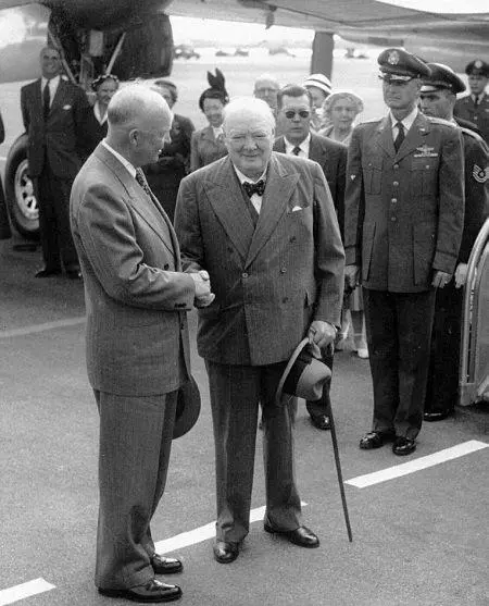 Уинстон Черчилль и президент США Дуайт Эйзенхауэр В ноябре 1954 года сэр - фото 250