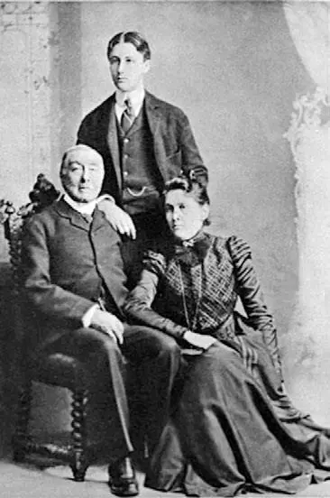 Франклин Делано Рузвельт ученик Гротона с родителями 1900 г В четырнадцать - фото 253