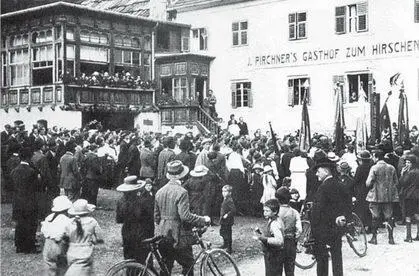 Патриотическое собрание в Имете Солдаты разбирают пирожки Прощание улана - фото 31