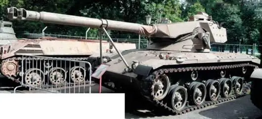 Прототип австрийского танка Kurassier Слева виден БТР Заурер SPz 1 А - фото 89