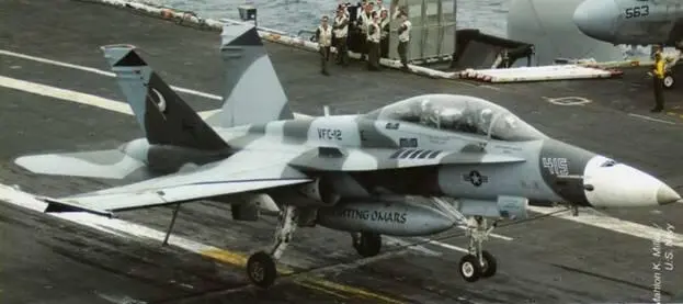 FA18B из эскадрильи VFC12 садится на авианосец Рональд Рейган CVN 76 - фото 91