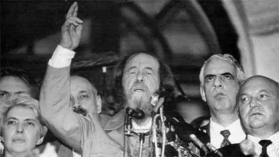 А Солженицын и его паства Но дни шли а на пластинку и поэму никто не - фото 7