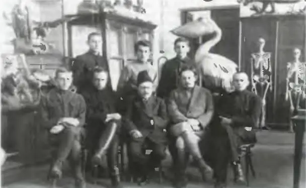 Киев 1923 год Ф Добжанский сидит второй слева среди сотрудников - фото 9