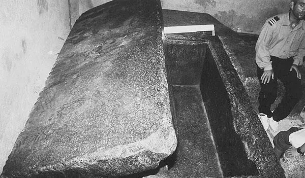 Рис 544 Внутренность саркофага в гробнице Хефрена В его очертаниях нет - фото 277