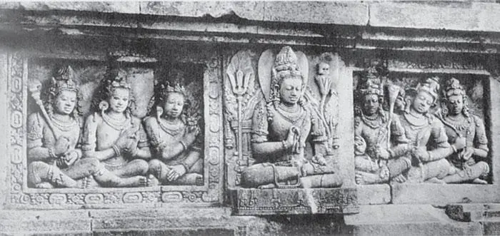 Рис 581 Фасад древнеиндонезийского храма Шивы якобы IX века Prambanan - фото 527