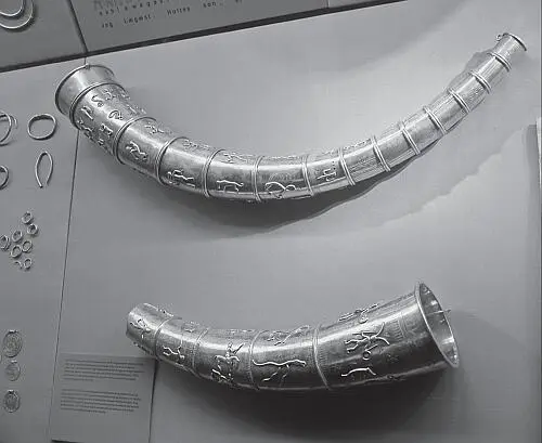 Рис 498 Еще одна пара копий золотых рогов выставленная в музее Копенгагена - фото 177