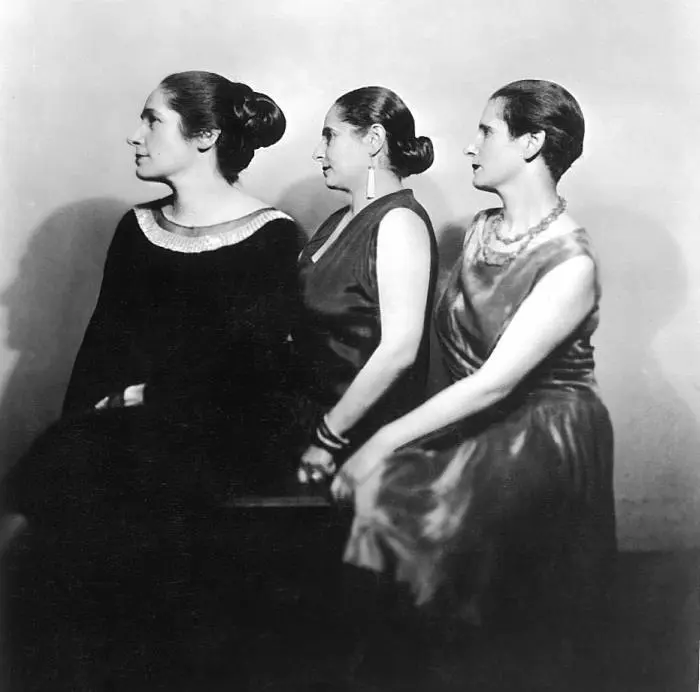 Елена в центре с сестрами Манкой слева и Стеллой справа 1920 г Эдвард - фото 5