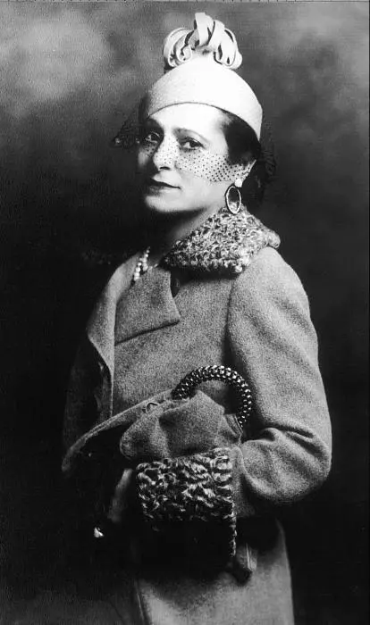 Елена в одном из своих любимых костюмов созданном Эдвардом Молине Елена со - фото 8