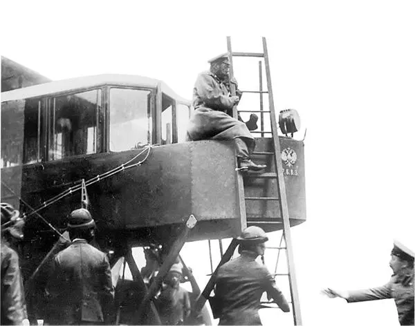 Император Николай II осматривает четырехмоторный самолет Игоря Сикорского 1913 - фото 7
