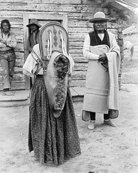 Индейцы племени кутеней пр 1904 г Затем они поместили черный камень в - фото 34