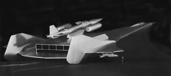 Модель самолета А57 с крылатой ракетой РСС Для середины 1950х годов это были - фото 79