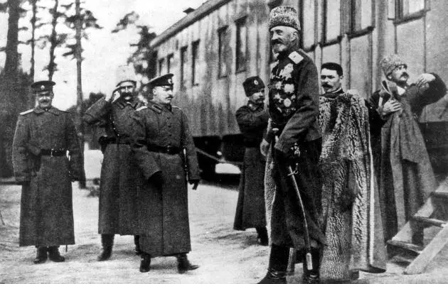 Верховный главнокомандующий у своего штабного вагона Ставка развернулась в - фото 9