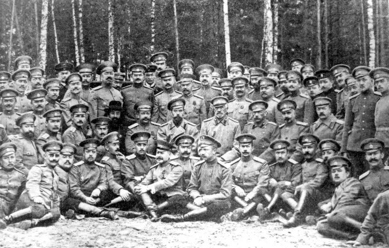 Фотография в память посещения императором Ставки Верховного главнокомандующего - фото 10