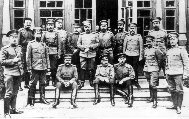 Генерал Ю Н Данилов с чинами отдела генералквартирмейстера штаба Ставки 31 - фото 21