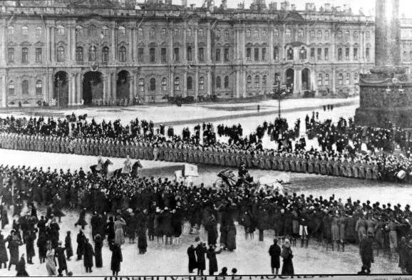 Николай II на смотре войск на Дворцовой площади Когда этот процесс начался - фото 27