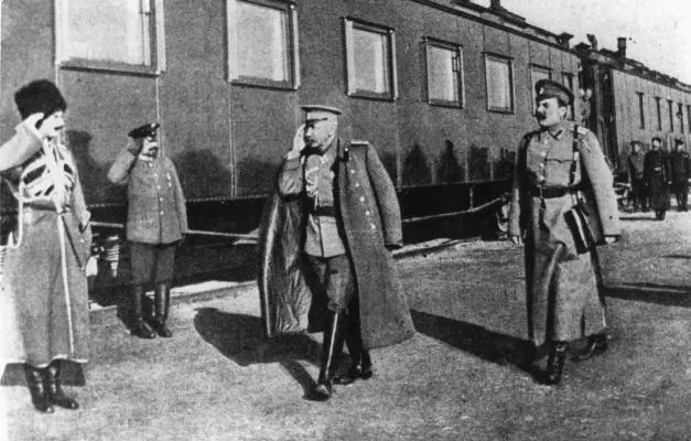 Командующий СевероЗападным фронтом генерал Н В Рузский у своего поезда - фото 62