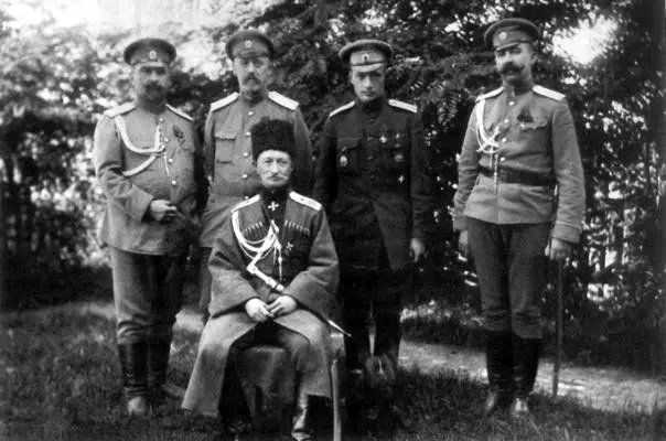 Генерал А А Брусилов с офицерами штаба 8й армии 21 июля 1917 года А А - фото 90