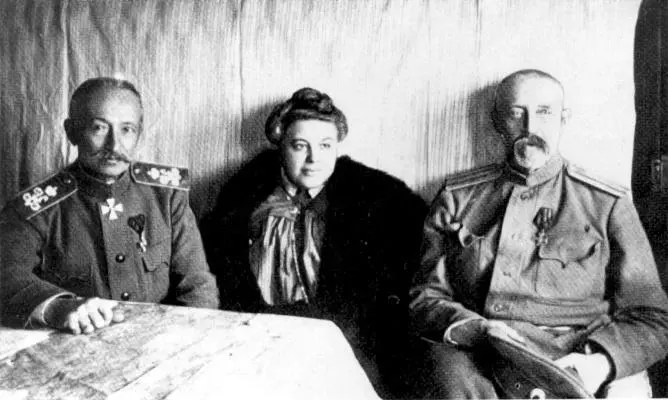 А А Брусилов Н В Брусилова и порученец командующего полковник Р Н - фото 92