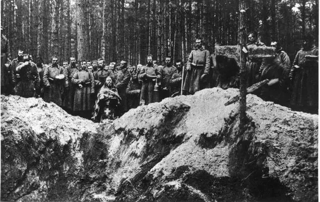 Подготовка братской могилы для захоронения павших воинов В это же время - фото 103