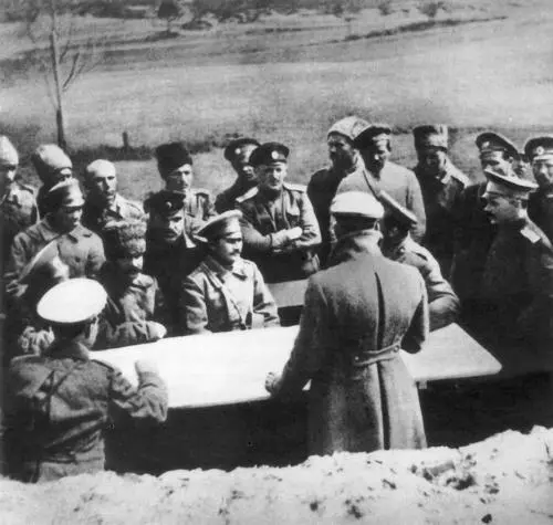 Работа полкового комитета Через час в Могилев вошли эшелоны Крыленко - фото 148