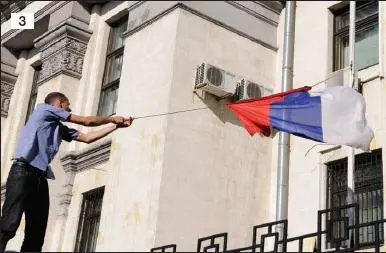 3 Украинская милиция не заметила когда мирные протестующие сорвали флаги - фото 3