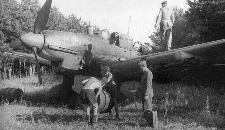 Подготовка к вылету пикирующего бомбардировщика Ju 87D1 Восточный фронт лето - фото 8