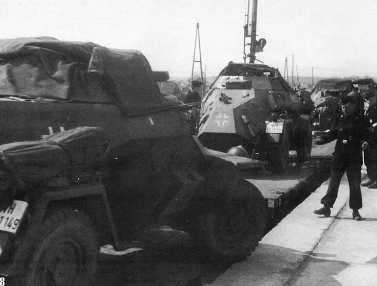 Разгрузка одного из подразделений 4й танковой армии Восточный фронт июль - фото 13