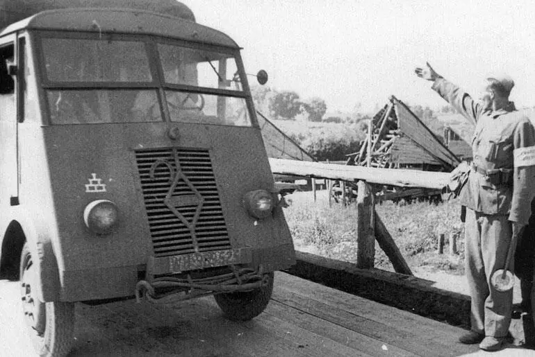 Широко использовавшийся в Вермахте французский 2тонный грузовик Renault AHS на - фото 14