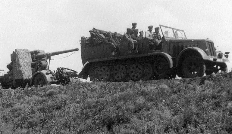 8тонный артиллерийский тягач КрауссМаффей SdKfz7 буксирует 88мм зенитную - фото 18